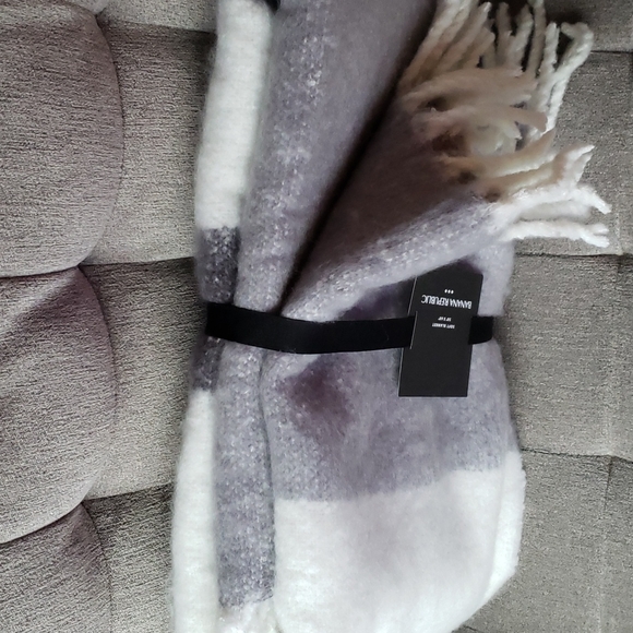 Banana Republic 50" x 60" Soft Blanket NWT Gray White - Picture 8 of 13